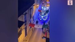 VIDEO / Festa Napoli, per strada passa una nave!