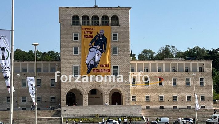 Tirana, che accoglienza per Mourinho: “Benvenuto nella little Roma mister” Tirana, che accoglienza per Mourinho: “Benvenuto nella little Roma mister” - immagine 1