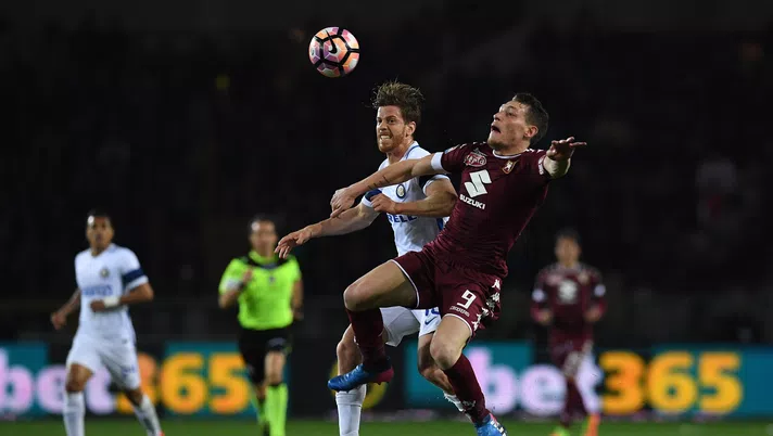 TURIN, ITALY - MARCH 18:  Andrea Belotti (R) of FC Torino clashes with Cristian Ansaldi of FC Internazionale during the Serie A match between FC Torino and FC Internazionale at Stadio Olimpico di Torino on March 18, 2017 in Turin, Italy.  (Photo by Valerio Pennicino/Getty Images)