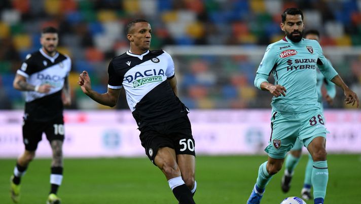 UDINE, ITALY - APRIL 10: Rodrigo Becao of Udinese Calcio passes the ball whilst under pressure from Tomas Rincon of Torino FC during the Serie A match between Udinese Calcio and Torino FC at Dacia Arena on April 10, 2021 in Udine, Italy. Sporting stadiums around Italy remain under strict restrictions due to the Coronavirus Pandemic as Government social distancing laws prohibit fans inside venues resulting in games being played behind closed doors. (Photo by Alessandro Sabattini/Getty Images) UDINE, ITALY - APRIL 10: Rodrigo Becao of Udinese Calcio passes the ball whilst under pressure from Tomas Rincon of Torino FC during the Serie A match between Udinese Calcio and Torino FC at Dacia Arena on April 10, 2021 in Udine, Italy. Sporting stadiums around Italy remain under strict restrictions due to the Coronavirus Pandemic as Government social distancing laws prohibit fans inside venues resulting in games being played behind closed doors. (Photo by Alessandro Sabattini/Getty Images)