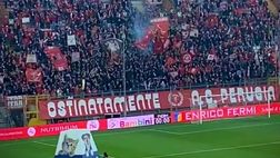 Il derby umbro da una curva all’altra: petardi Ternana, cori Perugia