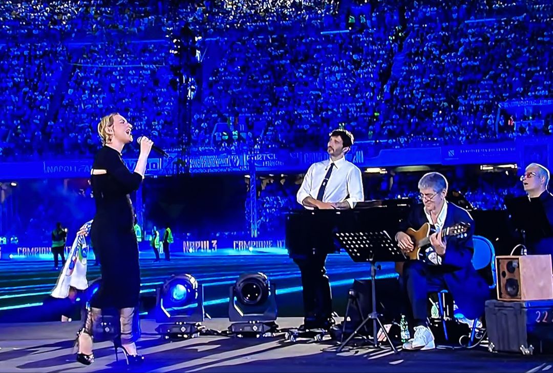 GALLERY L’emozionante esibizione di Arisa con la sciarpa del Napoli - immagine 4