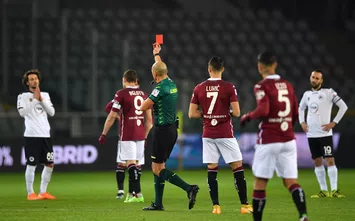  TURIN, ITALY - JANUARY 16: Referee, Michael Fabbri shows Luca Vignali of Spezia a red card during the Serie A match between Torino FC and Spezia Calcio at Stadio Olimpico di Torino on January 16, 2021 in Turin, Italy. Sporting stadiums around Italy remain under strict restrictions due to the Coronavirus Pandemic as Government social distancing laws prohibit fans inside venues resulting in games being played behind closed doors. (Photo by Valerio Pennicino/Getty Images)