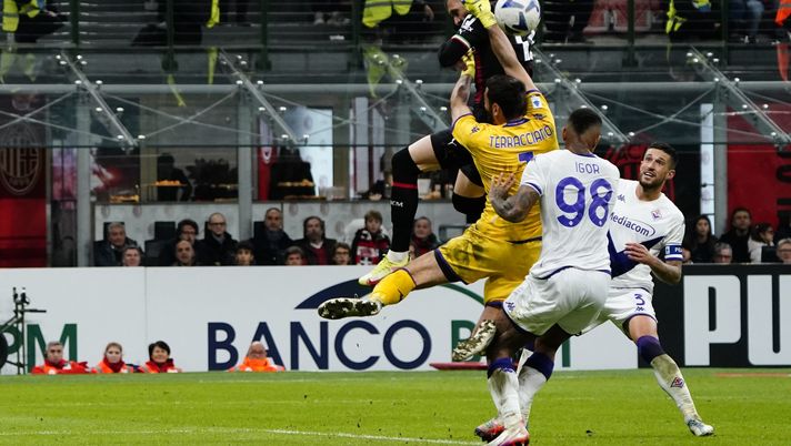 MILAN, ITALY - NOVEMBER 13: Rade Krunić of AC Milan jumps for the ball during the Serie A match between AC Milan and ACF Fiorentina at Stadio Giuseppe Meazza on November 13, 2022 in Milan, Italy. (Photo by Pier Marco Tacca/AC Milan via Getty Images) Ai campini epidemia di… lombalgia, ma la Fiorentina è ancora derubata - immagine 1