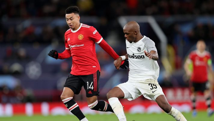 MANCHESTER, ENGLAND - DECEMBER 08: Jesse Lingard of Manchester United battles for possession with Christopher Martins Pereira of BSC Young Boys during the UEFA Champions League group F match between Manchester United and BSC Young Boys at Old Trafford on December 08, 2021 in Manchester, England. (Photo by Clive Brunskill/Getty Images) Mercato – Via Svanberg, si seguono Coulibaly e Pereira - immagine 1