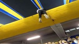 Una bandiera come fune: così il tifoso del Boca è salito al settore superiore dello stadio