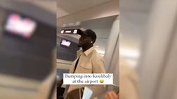 VIDEO Koulibaly, il senegalese saluta Napoli e firma per il Chelsea: lo sbarco