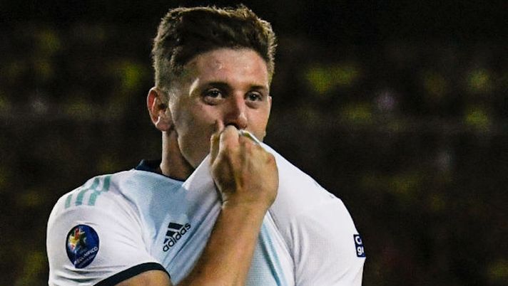 Argentinian forward Adolfo Gaich celebrates after scoring against Colombia during their Under-23 South American Pre-Olympic Tournament football match at the Hernan Ramirez Villegas stadium in Pereira, Colombia, on January 18, 2020. - The Under-23 South American Pre-Olympic Tournament -qualifier to the Olympic Games Tokyo 2020- takes place in the Colombian cities of Armenia, Bucaramanga and Pereira between January 18 and February 9, 2020. (Photo by Juan BARRETO / AFP) (Photo by JUAN BARRETO/AFP via Getty Images) Verona, tutto confermato per l’acquisto di Gaich: oggi l’arrivo in Italia per le visite - immagine 1