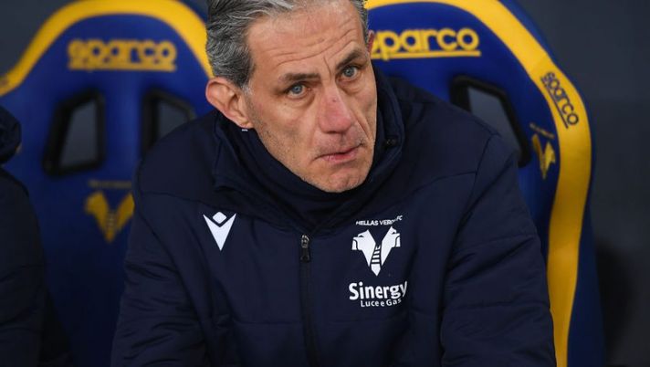 VERONA, ITALY - FEBRUARY 13: Marco Zaffaroni, Head Coach of Hellas Verona looks on prior to the Serie A match between Hellas Verona and Salernitana at Stadio Marcantonio Bentegodi on February 13, 2023 in Verona, Italy. (Photo by Alessandro Sabattini/Getty Images) Zaffaroni: “Faraoni ora è pronto dall’inizio! Vi rispondo su Gaich, Ngonge, Doig e Hien” - immagine 1