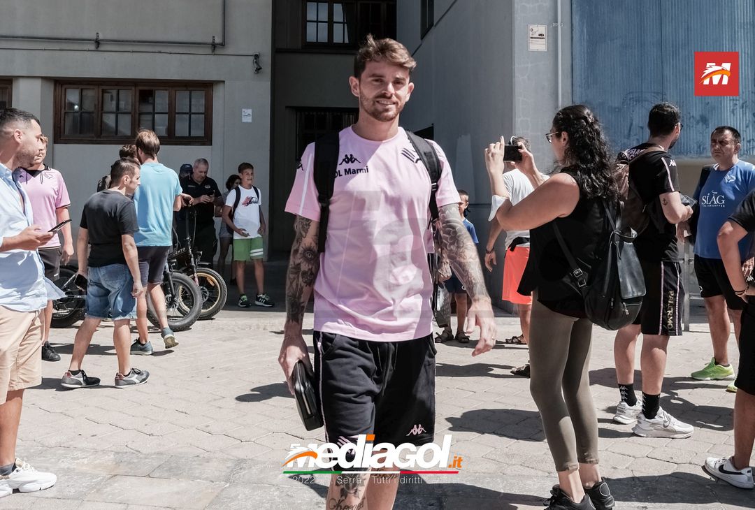 FOTO Reggina-Palermo, i rosanero di Corini in partenza dal “Renzo Barbera” (Gallery) - immagine 7