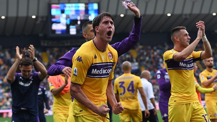 UDINE, ITALY - SEPTEMBER 26: Dusan Vlahovic of ACF Fiorentina celebrates the victory during the Serie A match between Udinese Calcio and ACF Fiorentina at Dacia Arena on September 26, 2021 in Udine, Italy. (Photo by Alessandro Sabattini/Getty Images) FOTO Vlahovic, la curva Viola si scaglia contro il serbo: affisso uno striscione - immagine 1
