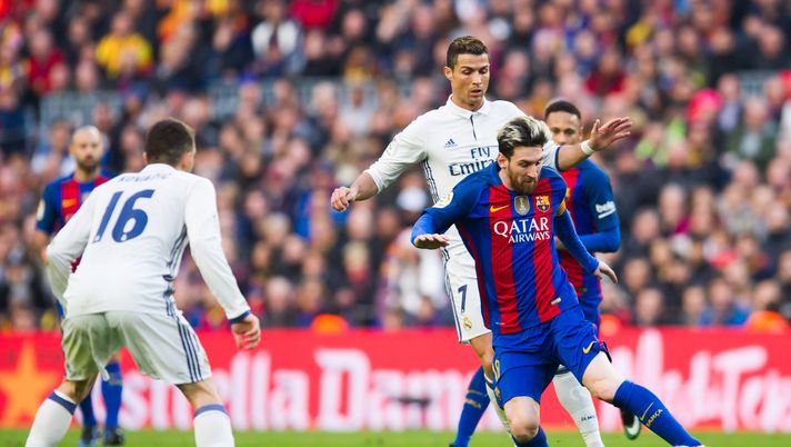 BARCELONA, SPAIN - DECEMBER 03:  Lionel Messi of FC Barcelona conducts the ball next to Cristiano Ronaldo of Real Madrid CF during the La Liga match between FC Barcelona and Real Madrid CF at Camp Nou stadium on December 3, 2016 in Barcelona, Spain.  (Photo by Alex Caparros/Getty Images) 