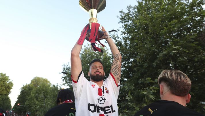 MILAN, ITALY - MAY 23: Olivier Giroud of AC Milan celebrates during the Serie A Victory Parade on May 23, 2022 in Milan, Italy. (Photo by AC Milan/AC Milan via Getty Images)
