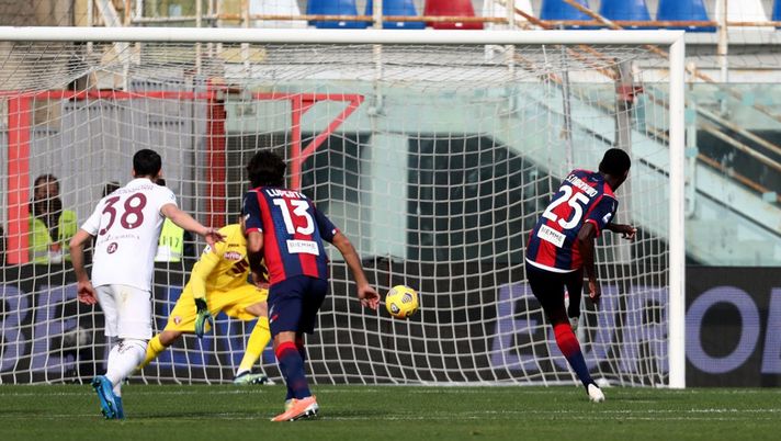 CROTONE, ITALY - MARCH 07: Nwankwo Simy of Crotone scores his team's opening goal with penalty during the Serie A match between FC Crotone  and Torino FC at Stadio Comunale Ezio Scida on March 07, 2021 in Crotone, Italy. (Photo by Maurizio Lagana/Getty Images) 