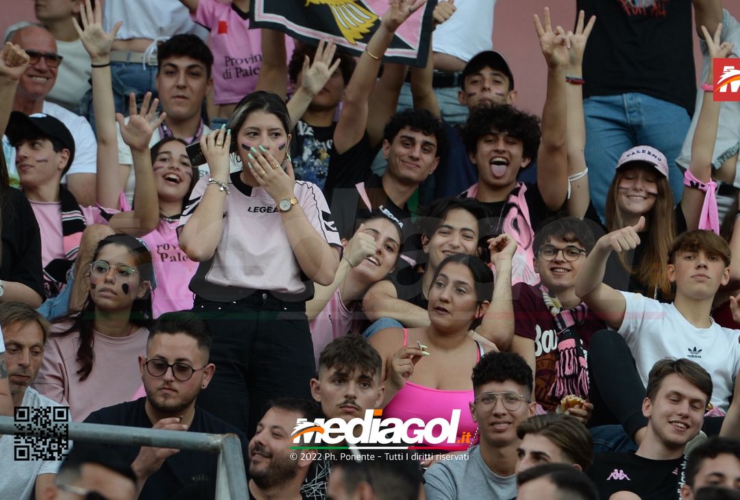 Fototifo, i tifosi allo stadio per Palermo-Feralpisaló 1-0 (gallery) - immagine 171