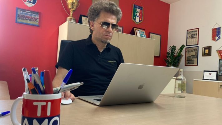 Serafino davanti al computer, pronto a fare bonifici 