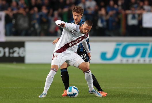 BERGAMO, ITALY - APRIL 27: Marko Pjaca of Torino battles for possession with Giorgio Scalvini of Atalanta during the Serie A match between Atalanta BC and Torino FC at Gewiss Stadium on April 27, 2022 in Bergamo, Italy. (Photo by Emilio Andreoli/Getty Images) Calciomercato, il punto sui riscatti: la priorità è Praet, Pjaca verso l’addio- immagine 2