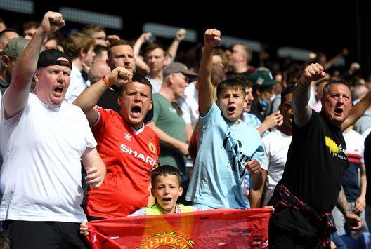 LONDON, ENGLAND - MAY 22: Manchester United fans show their support inside the stadium prior to the Premier League match between Crystal Palace and Manchester United at Selhurst Park on May 22, 2022 in London, England. (Photo by Tom Dulat/Getty Images) Contestazione? Lo United ha trovato la soluzione perfetta- immagine 2