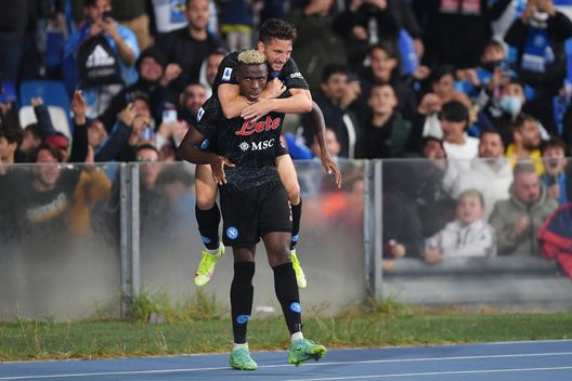 NAPLES, ITALY - OCTOBER 17: Victor Osimhen of SSC Napoli celebrates after scoring their team's first goal during the Serie A match between SSC Napoli and Torino FC at Stadio Diego Armando Maradona on October 17, 2021 in Naples, Italy. (Photo by Francesco Pecoraro/Getty Images) Il Napoli vince e convince tutti…tranne Tuttosport- immagine 2