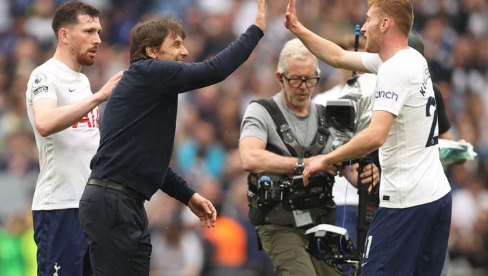 LONDON, ENGLAND - MAY 15: Antonio Conte the manager / head coach of Tottenham Hotspur and Dejan Kulusevski of Tottenham Hotspur at full time of the Premier League match between Tottenham Hotspur and Burnley at Tottenham Hotspur Stadium on May 15, 2022 in London, United Kingdom. (Photo by James Williamson - AMA/Getty Images) Il Tottenham va, Conte: “Resilienza e mentalità, stiamo imparando a soffrire, ma la strada è lunga” - immagine 1