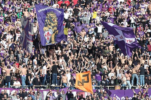 FLORENCE, ITALY - FEBRUARY 20: Fans of ACF Fiorentina during the Serie A match between ACF Fiorentina and Atalanta BC at Stadio Artemio Franchi on February 20, 2022 in Florence, Italy. (Photo by Gabriele Maltinti/Getty Images) Nardella: “Il nuovo Franchi sarà più bello dello stadio della Juve” - immagine 1