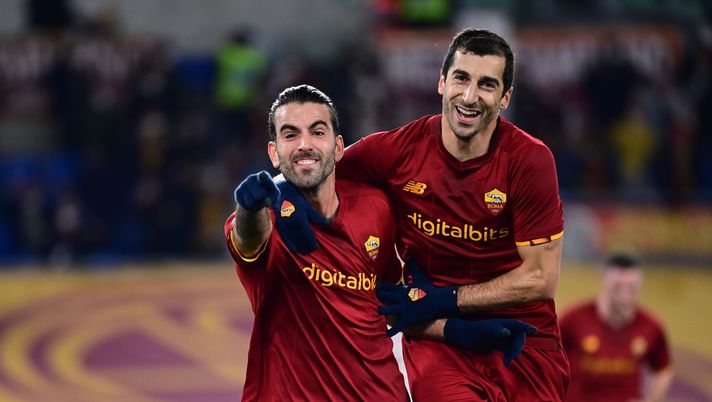 ROME, ITALY - JANUARY 16: AS Roma player Sergio Oliveira and Henrikh Mkhitaryen celebrate during the Serie A match between AS Roma and Cagliari Calcio at Stadio Olimpico on January 16, 2022 in Rome, Italy. (Photo by Luciano Rossi/AS Roma via Getty Images) Dal Portogallo: Valencia e Wolverhampton su Sergio Oliveira - immagine 1