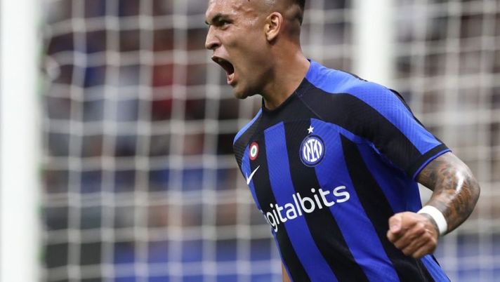 MILAN, ITALY - AUGUST 30: Lautaro Martinez of FC Internazionale celebrates his goal during the Serie A match between FC Internazionale and US Cremonese at Stadio Giuseppe Meazza on August 30, 2022 in Milan, Italy. (Photo by Marco Luzzani/Getty Images) Gli attaccanti per la 6a giornata di Serie A: ecco la divisione in fasce al fantacalcio- immagine 1