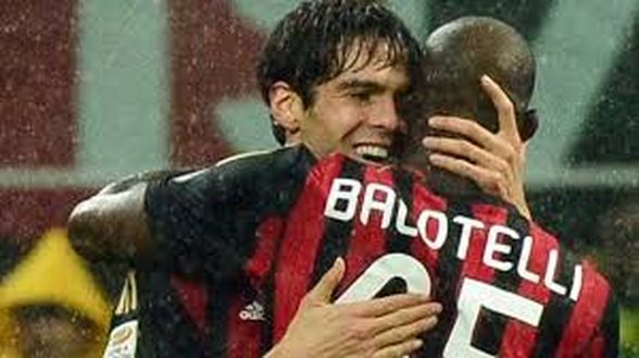 Kakà e Balotelli festeggiano assieme (fonte foto it.eurosport.yahoo.com) Kakà e Balotelli festeggiano assieme (fonte foto it.eurosport.yahoo.com)
