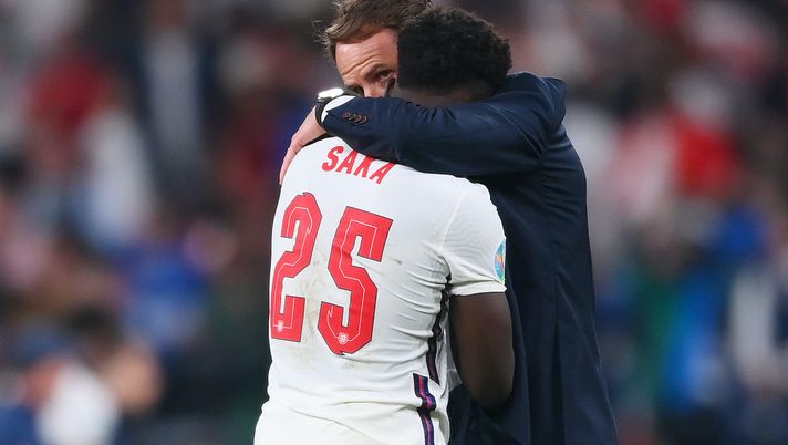Gareth Southgate (C.T. Inghilterra) abbraccia Bukayo Saka agli Europei 2021 | News (Getty Images)