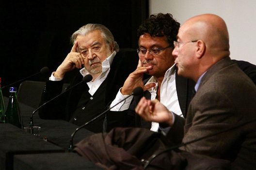 Aldo Cazzullo, con Pupi Avati e Marcello Veneziani (Photo by Ernesto Ruscio/Getty Images) Milan comunista e Inter di destra? Il codice genetico del derby di Milano e la volata finale…- immagine 2
