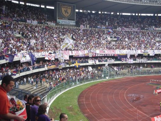  Lo stadio Bentegodi invaso dai tifosi viola 