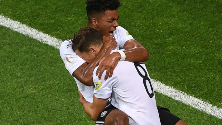 Germany's midfielder Leon Goretzka (R) celebrates Germany's defender Benjamin Henrichs after scoring during the 2017 Confederations Cup semi-final football match between Germany and Mexico at the Fisht Stadium in Sochi on June 29, 2017. / AFP PHOTO / Patrik STOLLARZ (Photo credit should read PATRIK STOLLARZ/AFP/Getty Images) Inter, c’è il via libera per Henrichs. Sky: “Il Bayer accetta il prestito” - immagine 1