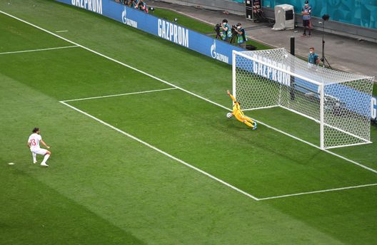 BUCHAREST, ROMANIA - JUNE 28: Hugo Lloris of France saves a penalty taken by Ricardo Rodriguez of Switzerland during the UEFA Euro 2020 Championship Round of 16 match between France and Switzerland at National Arena on June 28, 2021 in Bucharest, Romania. (Photo by Marko Djurica - Pool/Getty Images) BUCHAREST, ROMANIA - JUNE 28: Hugo Lloris of France saves a penalty taken by Ricardo Rodriguez of Switzerland during the UEFA Euro 2020 Championship Round of 16 match between France and Switzerland at National Arena on June 28, 2021 in Bucharest, Romania. (Photo by Marko Djurica - Pool/Getty Images)