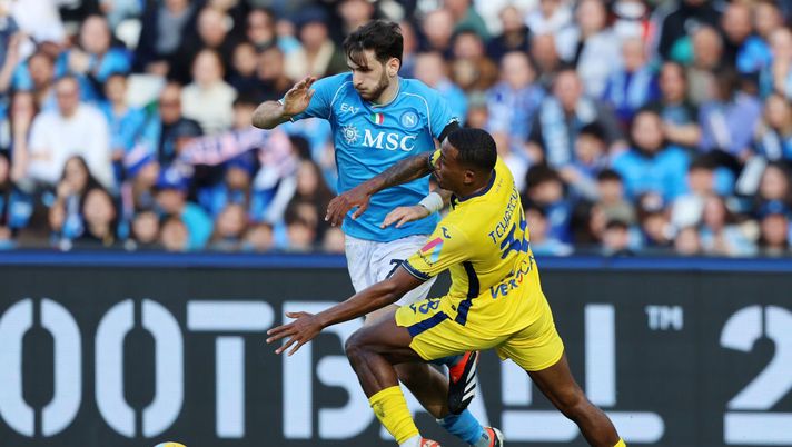 NAPLES, ITALY - FEBRUARY 04: Khvicha Kvaratskhelia of SSC Napoli battles for possession with Jackson Tchatchouna of Hellas Verona FC during the Serie A TIM match between SSC Napoli and Hellas Verona FC at Stadio Diego Armando Maradona on February 04, 2024 in Naples, Italy. (Photo by Francesco Pecoraro/Getty Images) Serie A, Napoli-Verona 2-1: decide un gol di Kvaratskhelia nel finale - immagine 1