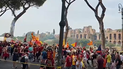 VIDEO – A Roma c’è aria di festa: inizia il corteo dei tifosi giallorossi