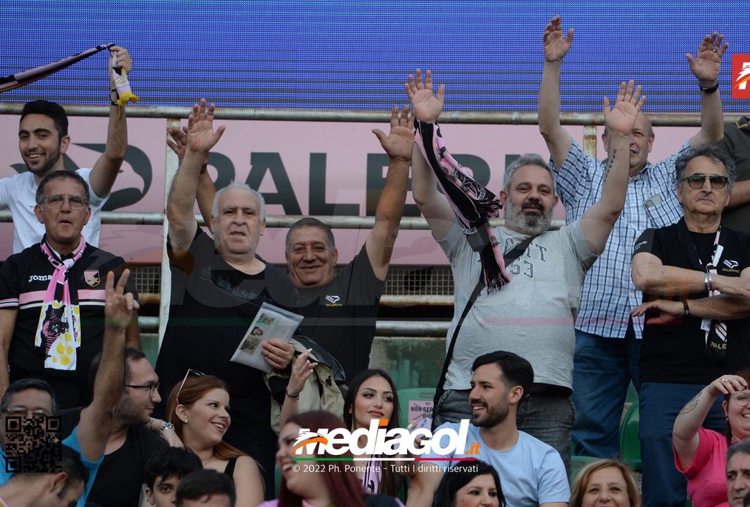 Fototifo, i tifosi allo stadio per Palermo-Feralpisaló 1-0 (gallery) - immagine 17