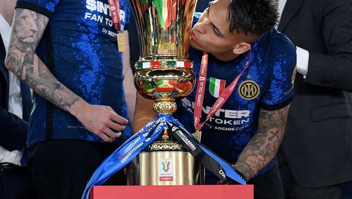 Getty Images Lautaro bacia la coppa