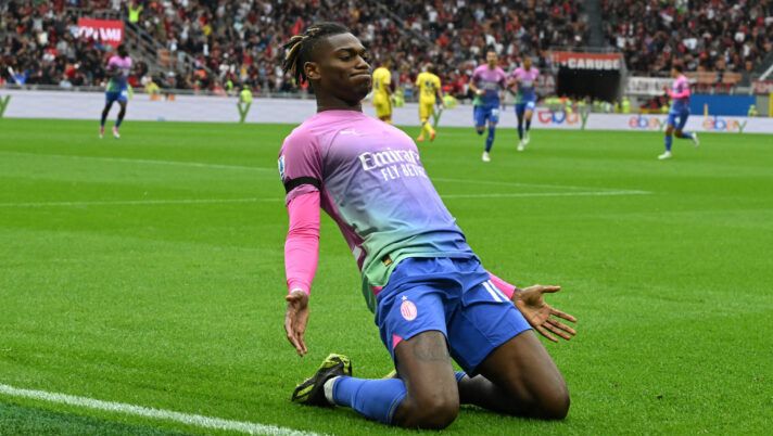 MILAN, ITALY - SEPTEMBER 23: Rafael Leao of the AC Milan celebrates after scoring the goal during the Serie A TIM match between AC Milan and Hellas Verona FC at Stadio Giuseppe Meazza on September 23, 2023 in Milan, Italy. (Photo by Claudio Villa/AC Milan via Getty Images) Voti fantacalcio: super Leao, la scelta su Okafor! Loftus più di Giroud, bocciato Ngonge - immagine 1