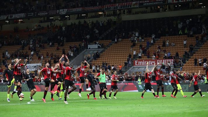 MILAN, ITALY - AUGUST 29: The AC Milan players celebrate a victory at the end of the Serie A match between AC Milan and Cagliari Calcio at Stadio Giuseppe Meazza on August 29, 2021 in Milan, . (Photo by Marco Luzzani/Getty Images) 