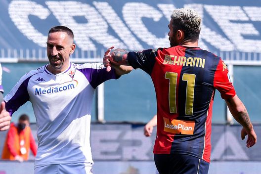 GENOA, ITALY - APRIL 21: Franck Ribery of Fiorentina (L) greets Valon Behrami of Genoa during the Serie A match between Genoa CFC and ACF Fiorentina at Stadio Luigi Ferraris on April 4, 2021 in Genoa, Italy. (Photo by Getty Images) GENOA, ITALY - APRIL 21: Franck Ribery of Fiorentina (L) greets Valon Behrami of Genoa during the Serie A match between Genoa CFC and ACF Fiorentina at Stadio Luigi Ferraris on April 4, 2021 in Genoa, Italy. (Photo by Getty Images)