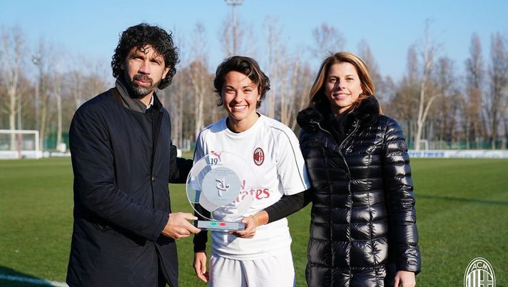Katia Serra, Giacinti e Tommasi a Milanello (credits:acmilan.com) Katia Serra, Giacinti e Tommasi a Milanello (credits:acmilan.com)