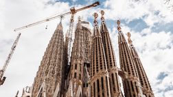 GALLERY Il Napoli omaggia le bellezze artistiche di Barcellona: gli scatti mozzafiato