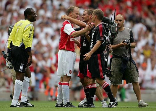 LONDON - JULY 22: Dennis Bergkamp (C) of Arsenal, is hugged by Ronald and Frank De Boer of Ajax, following his final game during the Dennis Bergkamp testimonial match between Arsenal and Ajax at the Emirates Stadium on July 22, 2006 in London, England. (Photo by Jamie McDonald/Getty Images) LONDON - JULY 22: Dennis Bergkamp (C) of Arsenal, is hugged by Ronald and Frank De Boer of Ajax, following his final game during the Dennis Bergkamp testimonial match between Arsenal and Ajax at the Emirates Stadium on July 22, 2006 in London, England. (Photo by Jamie McDonald/Getty Images)