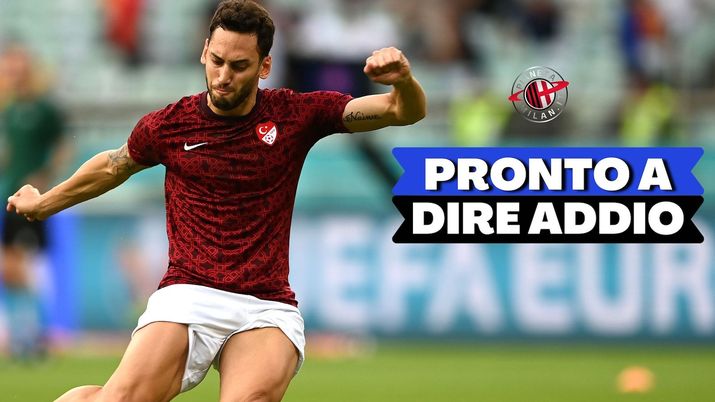 Hakan Calhanoglu (centrocampista AC Milan) può andare all'Inter in scadenza di contratto in questo calciomercato estivo | Milan News (Getty Images) 