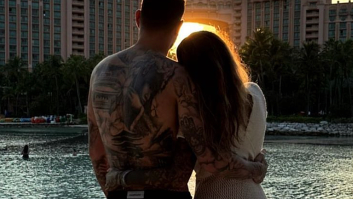 Zoe, scatto romantico in spiaggia col suo Theo. “Me and you”, la dedica di lady Hernandez  Zoe, scatto romantico in spiaggia col suo Theo. “Me and you”, la dedica di lady Hernandez - immagine 1