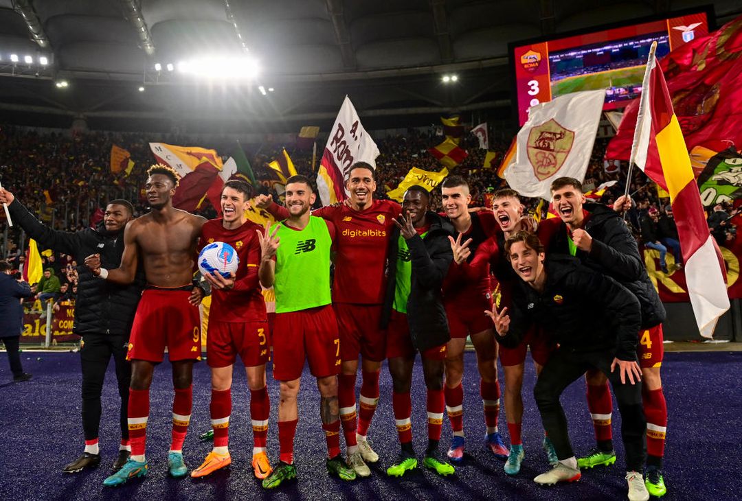 La Roma si scatena: Mancini con la bandiera, Abraham si spoglia – FOTO GALLERY - immagine 9