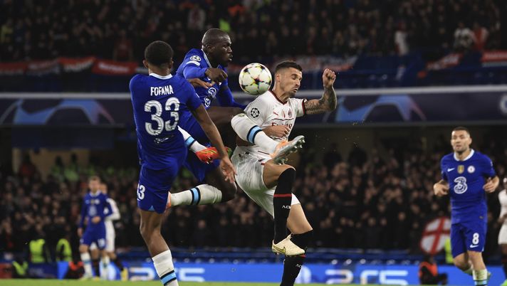 LONDON, ENGLAND - OCTOBER 05: Rade Krunic (R) of AC Milan is challenged by Kalidou Koulibaly (L) of Chelsea FC during the UEFA Champions League group E match between Chelsea FC and AC Milan at Stamford Bridge on October 05, 2022 in London, England. (Photo by Giuseppe Cottini/AC Milan via Getty Images ) In attesa di Milan-Chelsea, alcune curiosità sul match di San Siro - immagine 1