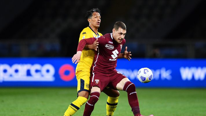 TURIN, ITALY - MAY 03: Andrea Belotti of Torino FC battles for possession with Bruno Alves of Parma Calcio 1913 during the Serie A match between Torino FC and Parma Calcio at Stadio Olimpico di Torino on May 03, 2021 in Turin, Italy. Sporting stadiums around Italy remain under strict restrictions due to the Coronavirus Pandemic as Government social distancing laws prohibit fans inside venues resulting in games being played behind closed doors. (Photo by Valerio Pennicino/Getty Images) 