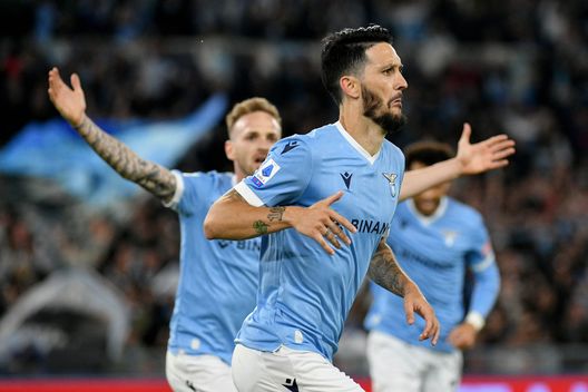 ROME, ITALY - MAY 07: Luis Alberto of SS Lazio celebrates a second goal with his team mates during the Serie A match between SS Lazio and UC Sampdoria at Stadio Olimpico on May 07, 2022 in Rome, Italy. (Photo by Marco Rosi - SS Lazio/Getty Images) Luis Alberto Fiorentina