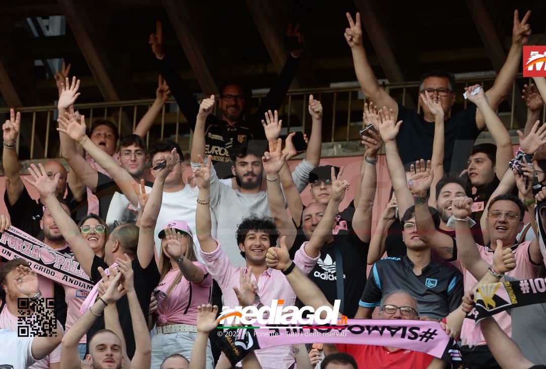 Fototifo, i tifosi allo stadio per Palermo-Feralpisaló 1-0 (gallery) - immagine 28